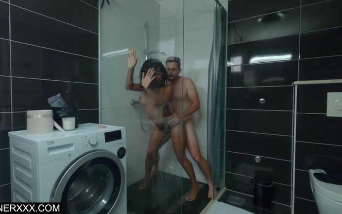 Sinners World: Baise interraciale sous la douche - sexe passionné intense avec Kiki...