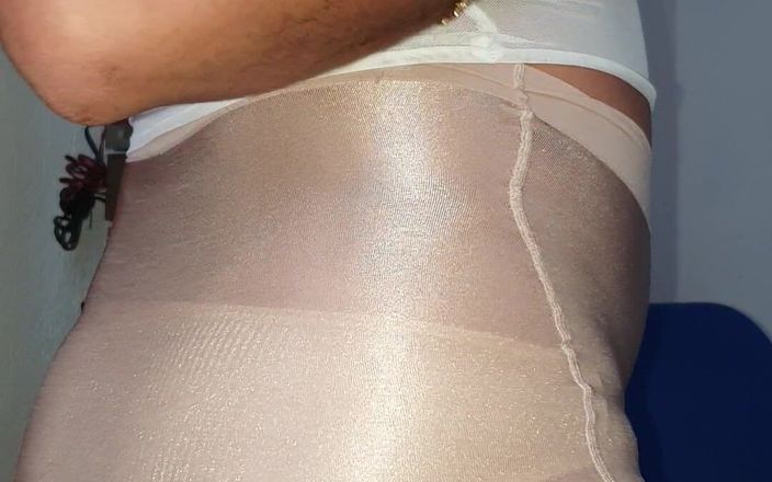 Sexy shinny clothes: Flüssiger Satinrock und Nylon briefs