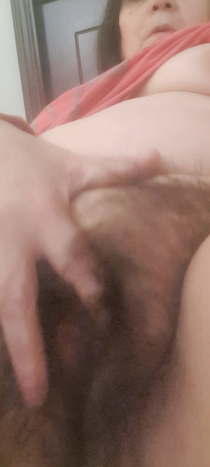 Mommy big hairy pussy: Mamma arrapata, mostra il suo corpo e la sua figa è...