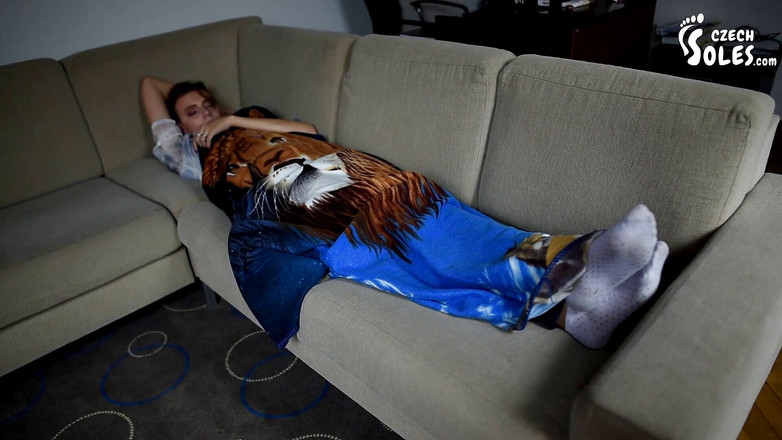 Czech Soles - foot fetish content: Pieds détendus sexy en POV + essayant des chaussures