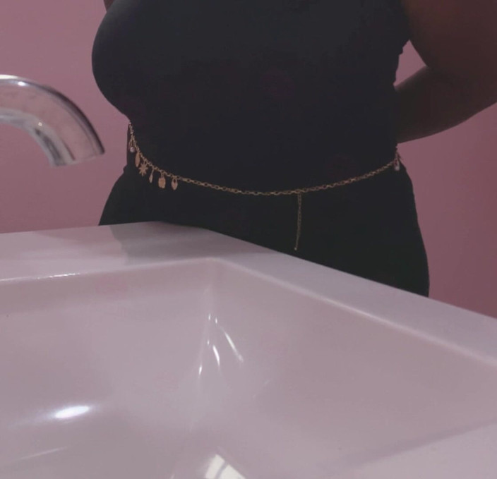 Anye Meshell: 手を後ろに回すように言われたんだ!