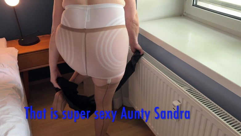 Aunty Sandra vintage girdle queen: Vgq47 nevlastní tetička Sandra opravdu škádlí
