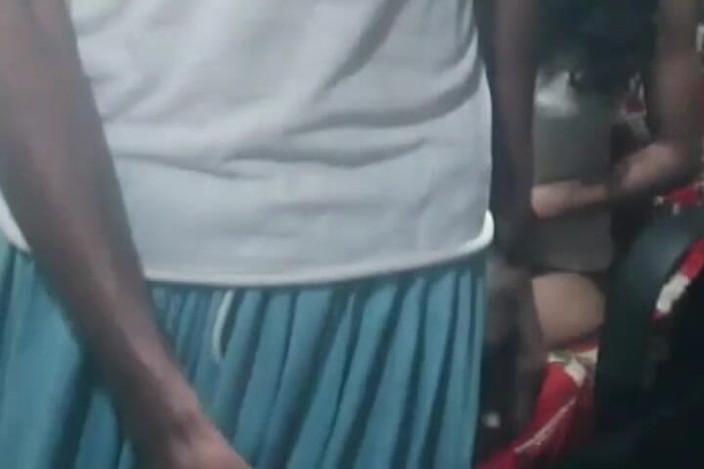 Tarelgc: Uma garota paquistanesa gostosa trabalhando em casa e brincando com...