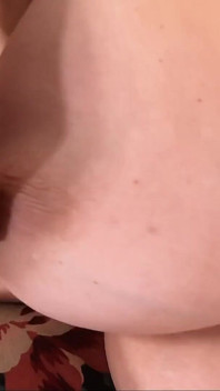 Erstaunliche GILF, vollbusige Tina liebt es, mit ihren perfekten natürlichen titten und behaarten muschi zu spielen