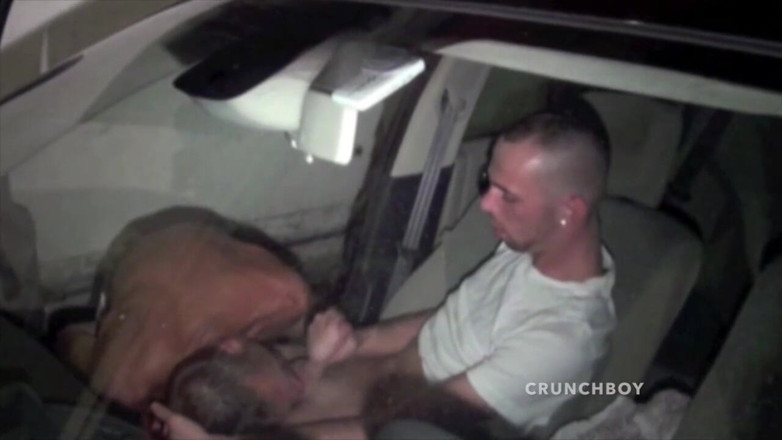 EXHIB BOYS: Incredibile esibizione rischiosa in macchina per strada