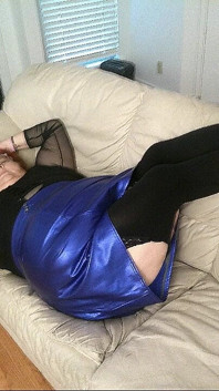 看護師ヴィッキーがセクシーな衣装をモデルにし、最後にキャンディケインを飾ってクリスマスに飾っています!