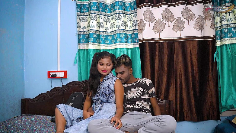 Desi Bold Movies: Хардкорный трах девственницы дези студентки со своим учителем и ее другом полный фильм. Хинди аудио 