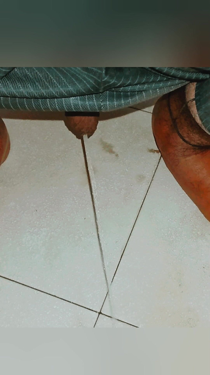 Hot sexy Sneha: Kencing di bilik air perempuan