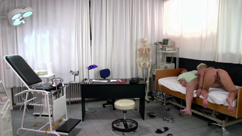 MMV German Kink: Tante rambut pirang yang ditindik dientot di kantor gyno sama...