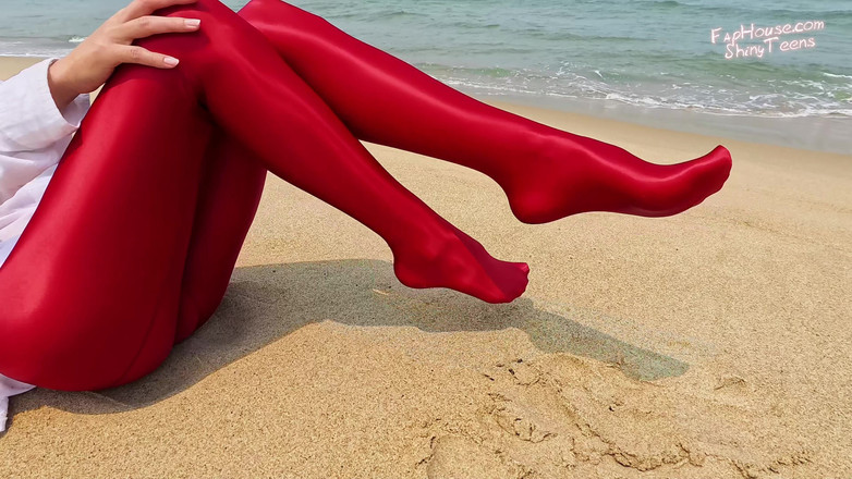 Shiny teens: 897 Lesklé červené spandex punčocháče na pláži