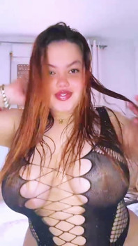 Bini yang tidak setia melakukan striptis dan melancap dalam panggilan video dengan jirannya