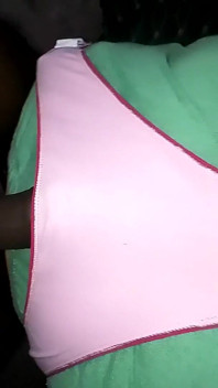 Il ragazzo nero dello sri lanka rosa rosa
