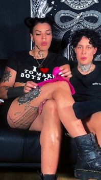 Oblékej si své růžové tanga - Two Dommes JOI