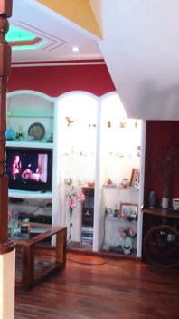 Semasa isteri saya menonton TV, dia mengikut adiknya di tangga.