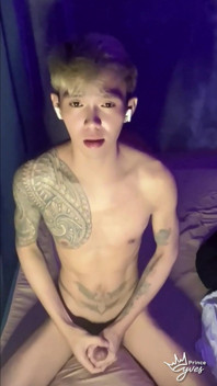 Filipina tatuada cachonda twink provocando y masturbándose hasta que se corre