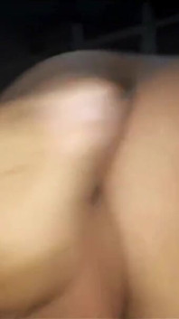 Coño apretado se estira con un enorme nuevo juguete