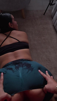 Ein Yogakurs, Den Ich Nie Vergessen Werde! Er Zerbricht Das Spandex Und Steckt Versehentlich Seinen Schwanz Hinein!