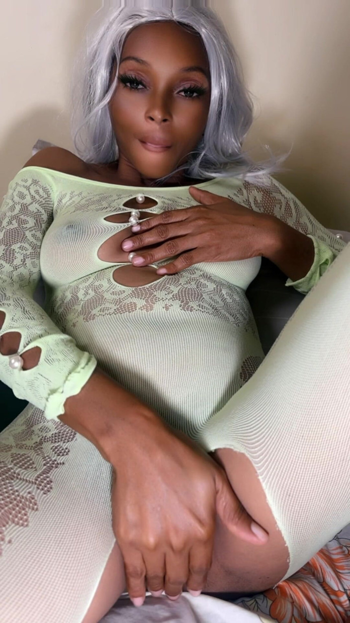 Seductive Fatuma: Questa figa vuole così vitamina D