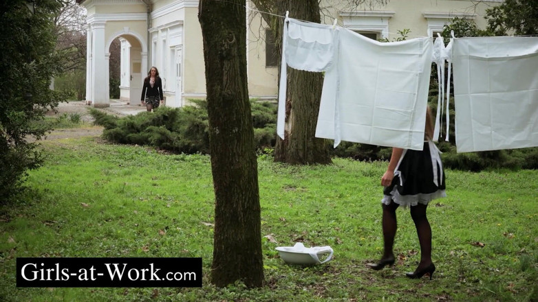Girls At Work: Freches spiel mit 2 vollbusigen zimmermädchen