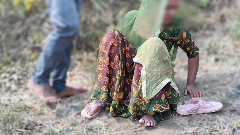 Fuckkkker: 印度德西农村女孩在丛林中性交礼物，户外jungal性爱印地语音频高清