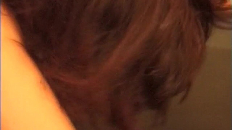 THAGSON ONLY: Tante seksi rambut cokelat ini dipuasin sama mainan seks liarnya