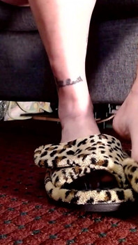 Teen wiebelen in fuzzy slippers