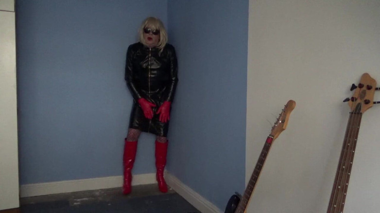 Leather Kirsten: 더 많은 레드와 블랙 가죽과 망사
