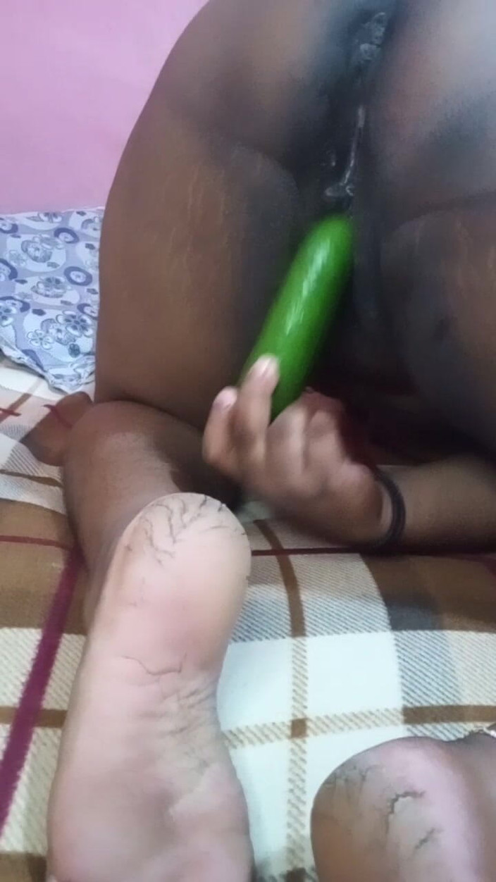 Ramesh: 人妻玩弄小黄瓜..