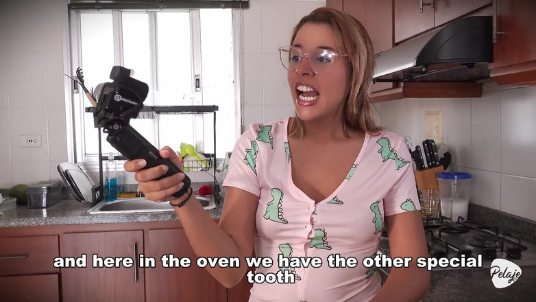 Pelaje mix: Покоївка трахає овочі. Вона кінчає на кухні.