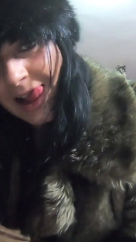 Milfycalla - tiefer blowjob und spermaspiele, während sie einen heißen grünen Pelzmantel, Lederhandschuhe und lange stiefel trägt 213