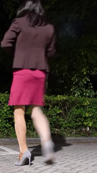 我的红色礼服和光滑紧身衣被尿在身上
