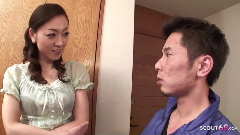 Asian porn collection: Japon orta yaşlı seksi kadın üvey oğlunu baştan çıkarıyor ve sıkı amına...