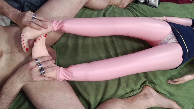 kickerscooter: Footjob dengan Kuku Merah