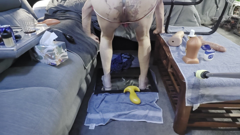 Ryan743: Hintern-schlampe ryan743 hüpft auf großem dildo