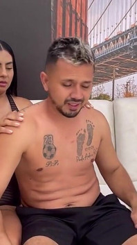 Threesome dengan teman lelaki saya dan kakak tirinya selepas saya datang melawat rumah saya