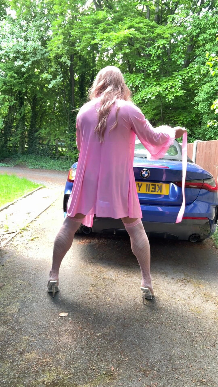 Kellycd2022: Seksowny Crossdresser Kellycd2022 w różowych pończochach i szpilkach body