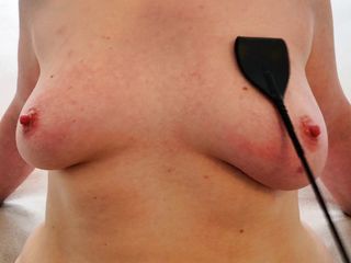 Bouncy Tits Action: Quất vú tôi bằng roi roi