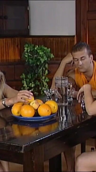 Puszczalska dziewczyny zerżnięta przez nieznajomych na wakacjach (pełny film porno)