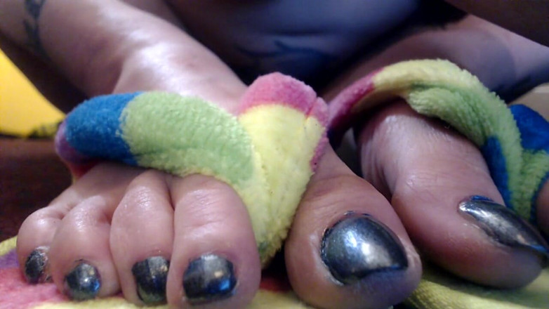 Abby Anna: Closeup toe wiggling flip flops nude