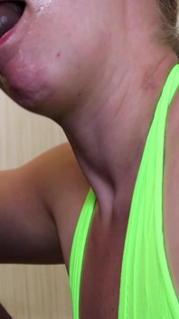 Gadis semok kulit putih ini dientot habis-habisan sama raksasa pria kulit hitam