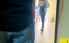 Awek membawa teman wanita jiran ke rumahnya buat kali pertama untuk berkongkek dengan jiran buat kali pertama, jiran digoda