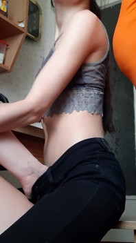 ตอนที่แม่เลี้ยงกำลังทำอาหารเช้า เรากำลังเย็ดเสี่ยง ๆ อยู่ข้างหลังเธอ