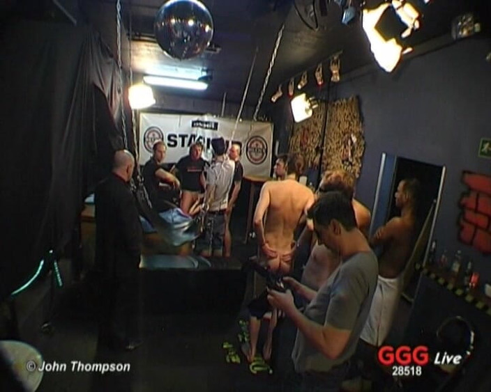 GGG John Thompson Classic Retro: Ggg - cewek hot rambut pirang di-gangbang di atas panggung