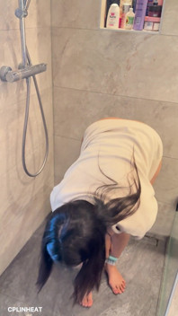 Anong Nettoie Le Sol De La Salle De Bain Avec Son Hoodie Trempé, À Genoux.