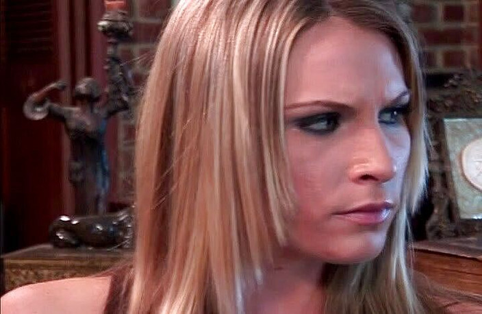 Perfect Porno: 金髪角質ふしだらな女とbusty乳首取得彼女のタイトなろくでなし積によるプールアテンダント