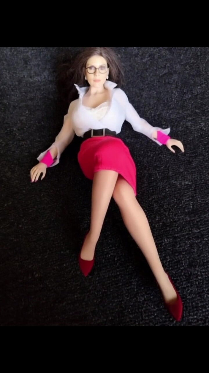 PeacefulDigit325: Audrey di atas lantai