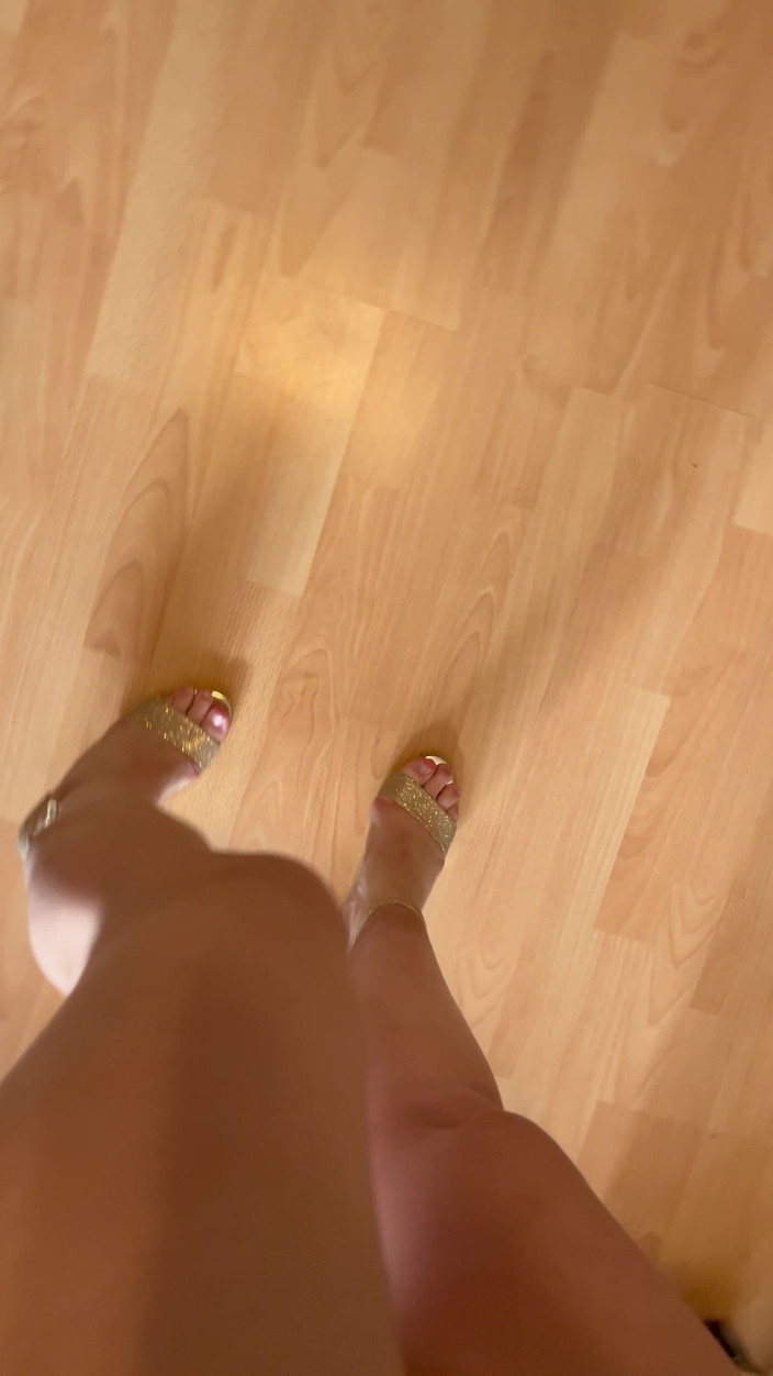Feet: 第一人称视角：穿着米色高跟鞋散步的声音