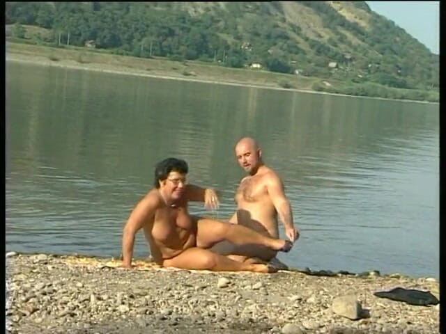 Xfucks: Bà già rậm lông thích được đụ ngoài trời