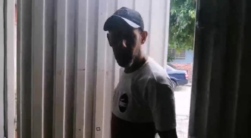 Adribella69: Nadržená macecha šuká přítele své nevlastní é služky, zatímco je pryč! Nevlastní...