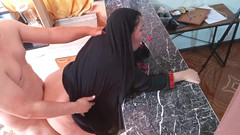 BBW Kelly Mom: 부엌에서 히잡을 쓴 계모 따먹기